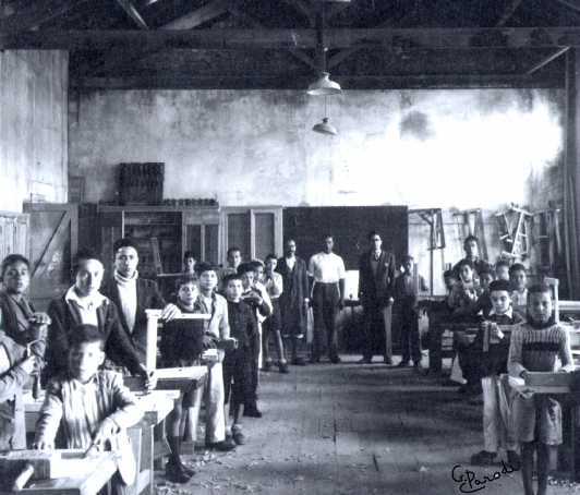 Bizerte Lucien et ses élèves en 1946.jpg (31945 octets)