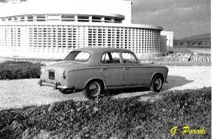 Philippeville, photo de notre 403 devant l'aérodrome (archives).jpg (21093 octets)