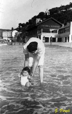 Philippeville photo gislaine bébé devant le casino.jpg (19572 octets)
