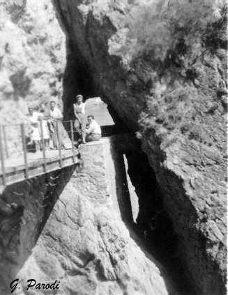 Stora, la corniche au delà du phare.jpg (19747 octets)